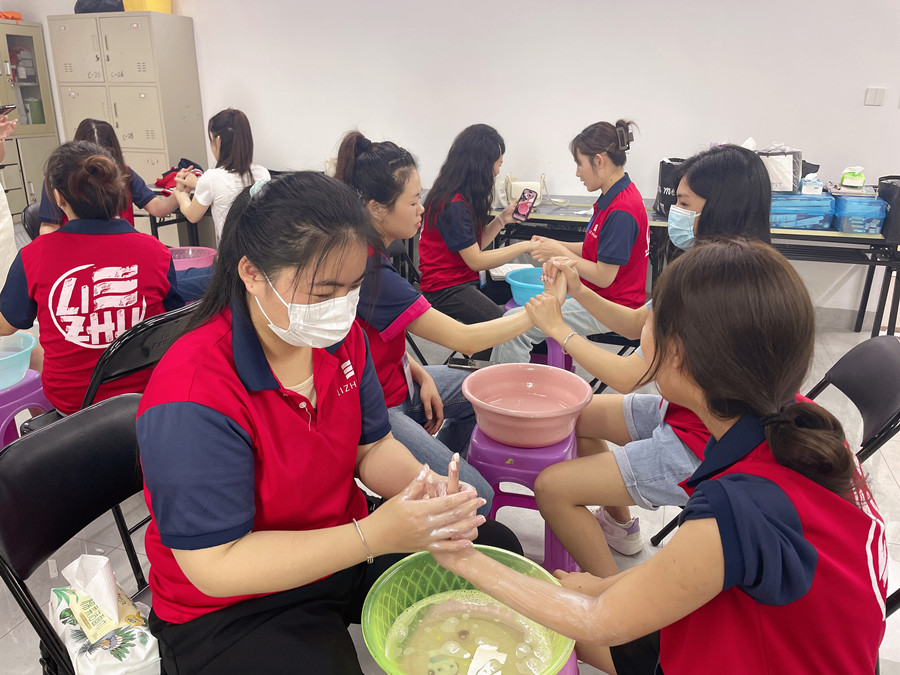 你的指甲為什么有豎線(xiàn)和白點(diǎn)？南寧學(xué)美甲基礎(chǔ)