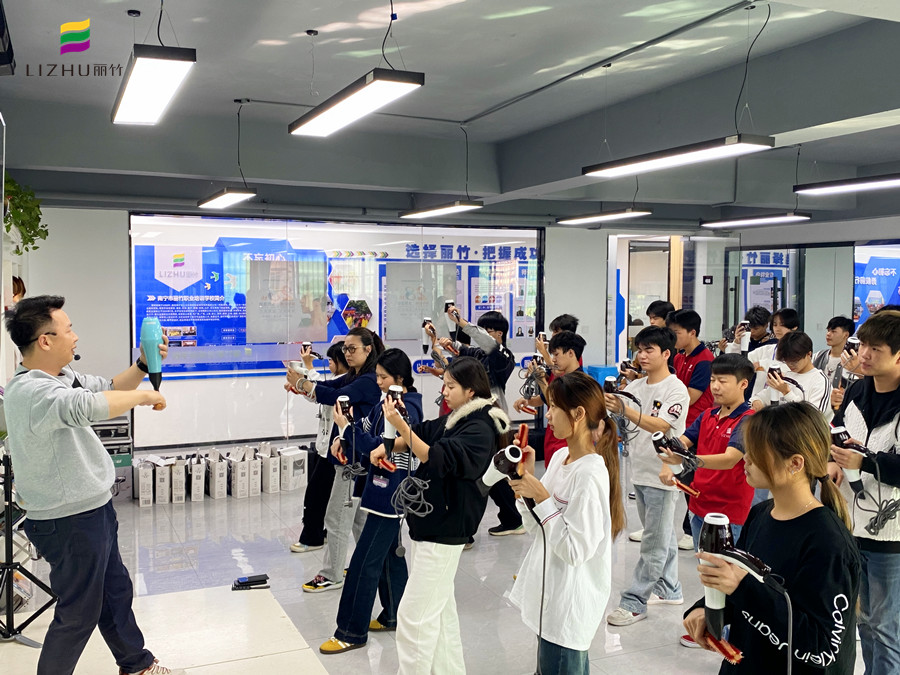 廣西燙染吹風(fēng)造型學(xué)校課堂